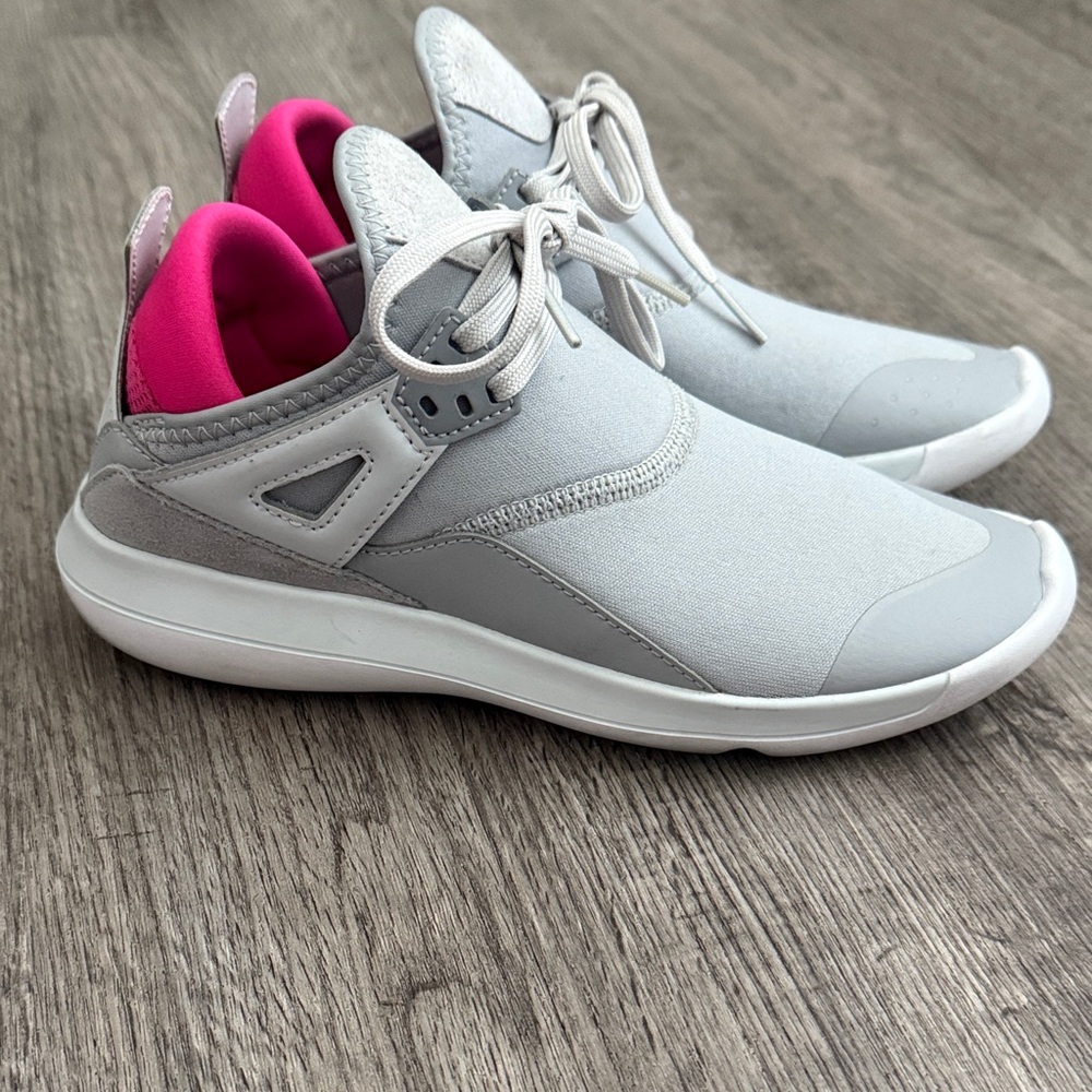 Nike Jordan fly ‘89 Kids Sneakers in Gray and Pink‎
